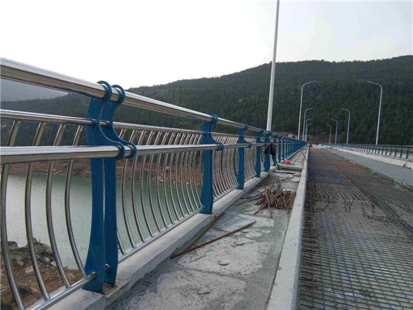 达州不锈钢桥梁护栏的特点及其在桥梁安全中的重要作用