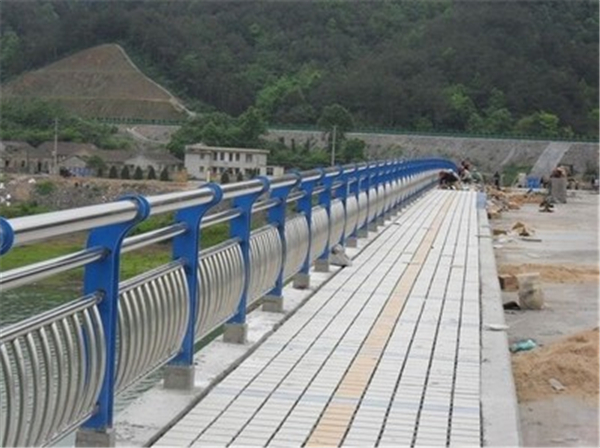 达州不锈钢桥梁护栏的特性及其在现代建筑中的应用